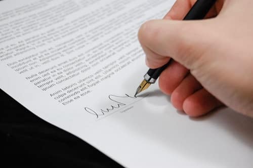 Lecture du contrat de travail avant signature