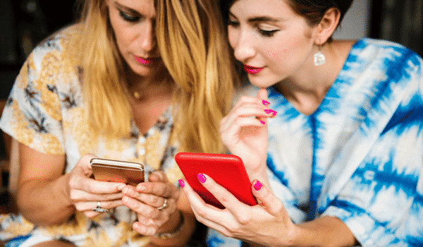 Femmes regardant un téléphone