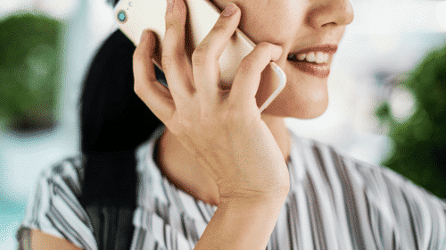 Femme au téléphone