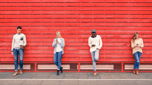 Personnes regardant leur téléphone